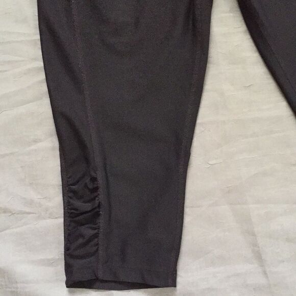 Black Compression Capris Sz Medium - Picture 3 of 6
